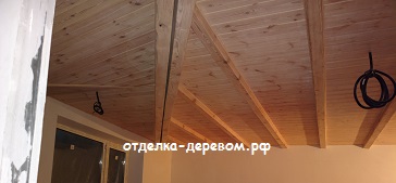 отделка потолка деревом
